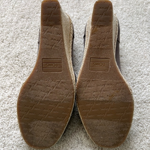 TOMS Wedge Shoe - Picture 4 of 4